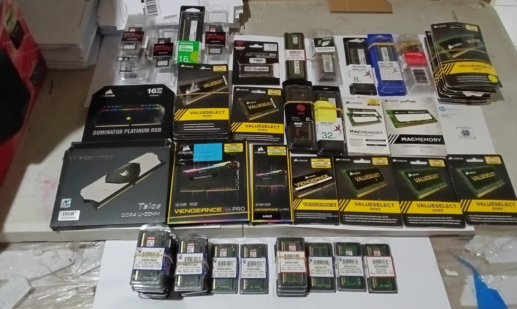 Lote de 16 memorias RAM, varios modelos, frecuencias y marcas